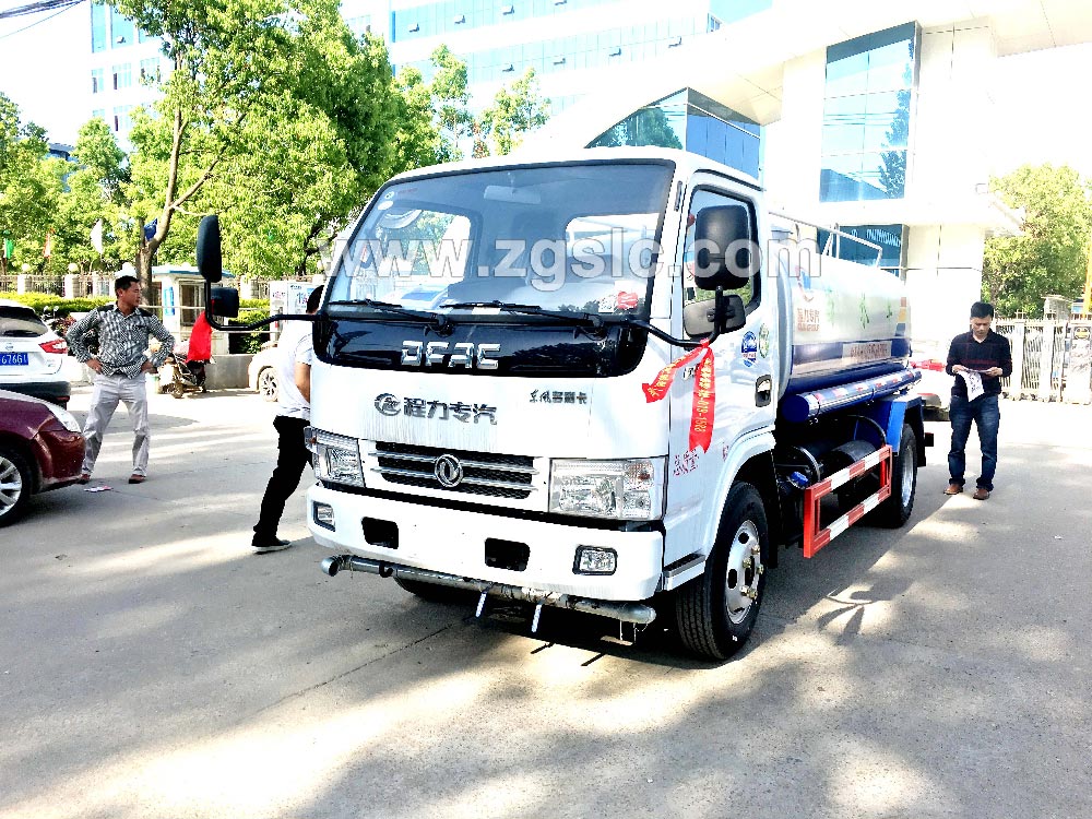 到湖北程力集團訂購灑水車，現(xiàn)貨供應(yīng)隨時出發(fā)